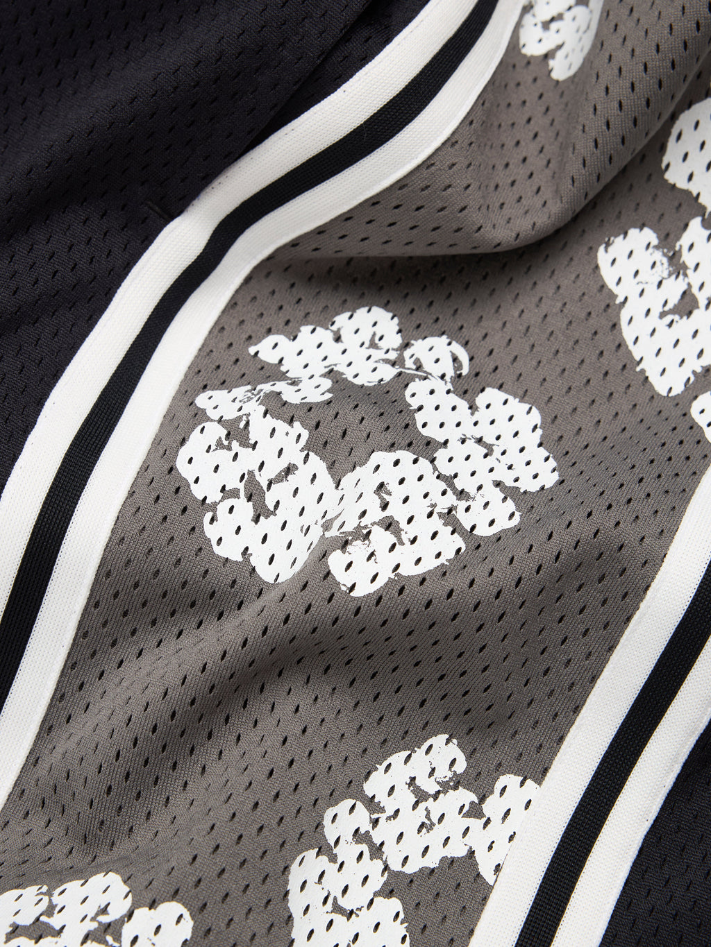 Cotton Wreath 90s Basketball Shorts Black