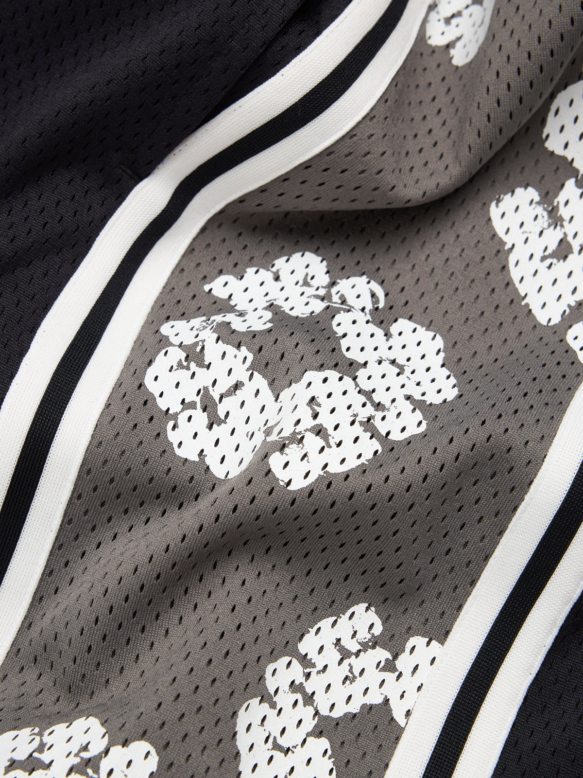 Cotton Wreath 90s Basketball Shorts Black